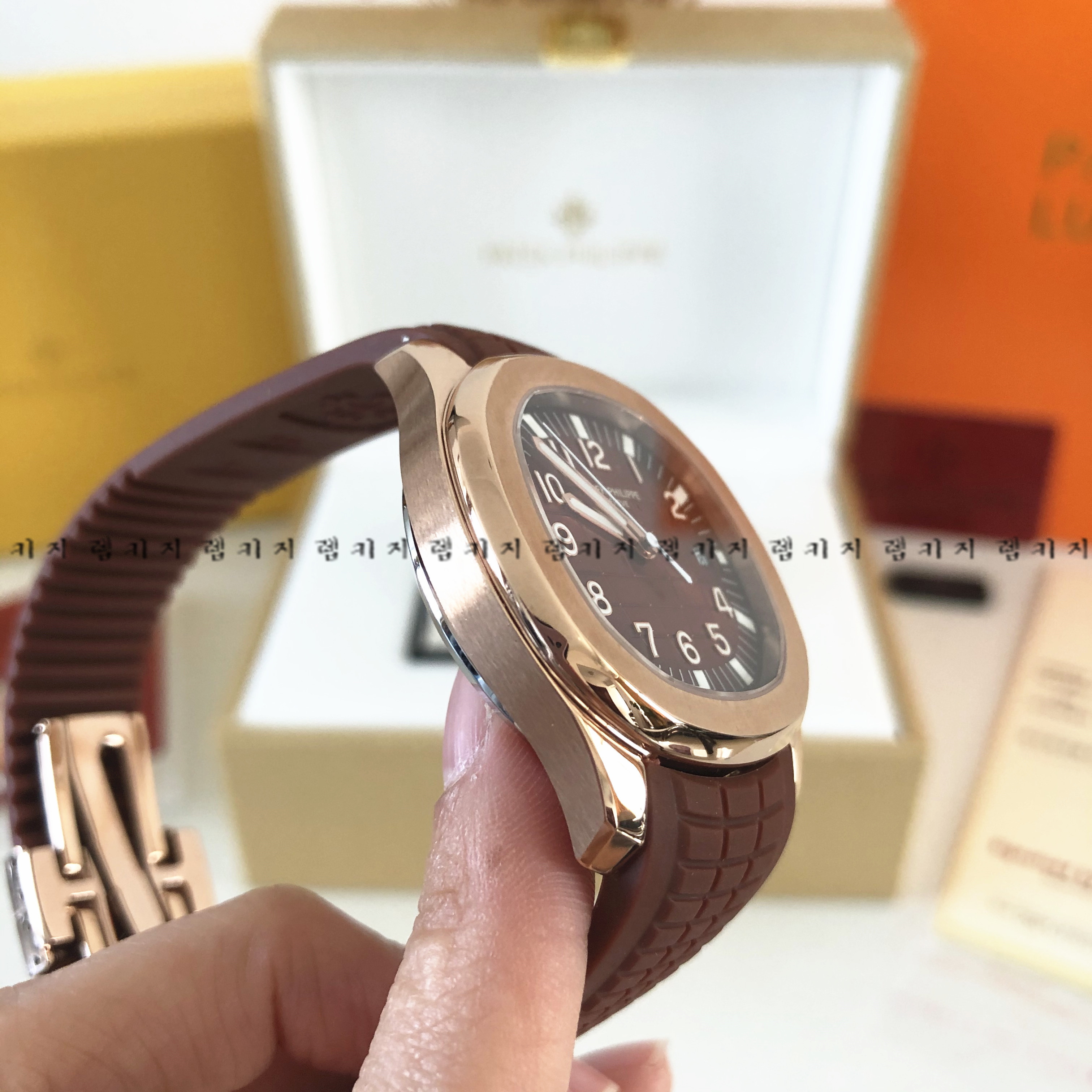 파텍필립 아쿠아넛 골드베젤 브라운 우레탄 러버밴드